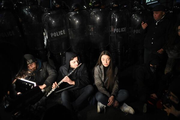 Некоторые из участников акции продолжали выражать свой протест, усевшись на тротуарах рядом со спецназом после того, как была проведена полицейская операция - Sputnik Грузия
