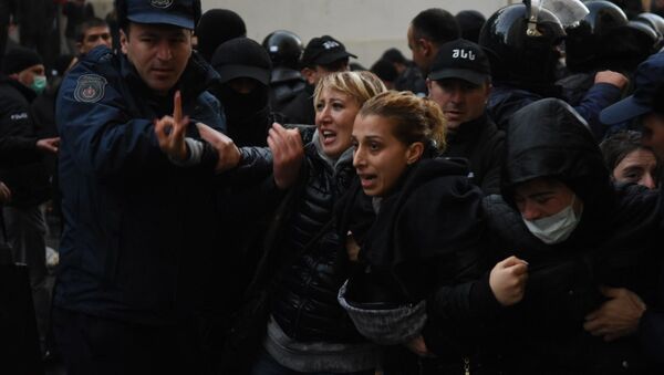 Полиция и спецназ задерживают активистов на митинге. Акция протеста оппозиции 18 ноября - Sputnik Грузия