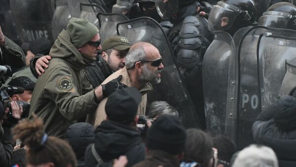 Противостояние сторонников оппозиции и спецназа у здания парламента Грузии. Акция протеста оппозиции 18 ноября - Sputnik Грузия