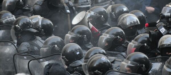 Противостояние сторонников оппозиции и спецназа у здания парламента Грузии. Акция протеста оппозиции 18 ноября - Sputnik Грузия