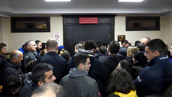 Акция в здании Тбилисского суда в поддержку осужденных во время протестов активистов 18 ноября - Sputnik Грузия