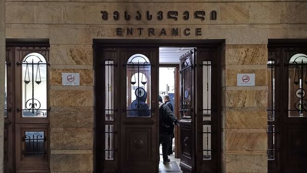 Тбилисский городской суд. У входа в здание во время судебного процесса над задержанными - Sputnik Грузия