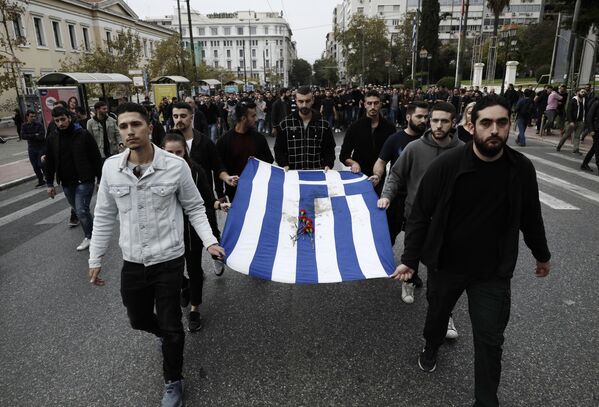 Греки обвиняют США в поддержке хунты в 1967-1974 годах. В годовщину восстания студенты приходят к посольству США с окровавленным греческим флагом, а вечером проводится массовая демонстрация - Sputnik Грузия