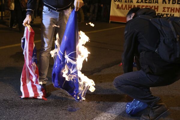 Протестующие в Афинах сжигают флаги США и НАТО - Sputnik Грузия