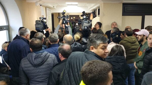 Тбилисский городской суд. Люди у входа в зал заседаний во время судебного процесса над задержанными - Sputnik Грузия