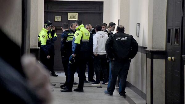 Тбилисский городской суд. Люди у входа в зал заседаний во время судебного процесса над задержанными - Sputnik Грузия