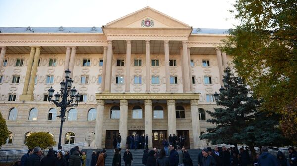 Тбилисский городской суд. У входа в здание во время судебного процесса над задержанными - Sputnik Грузия