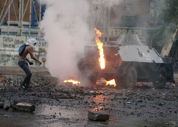 На подступах к площади демонстранты начали поджигать мусор и ветки деревьев - Sputnik Грузия