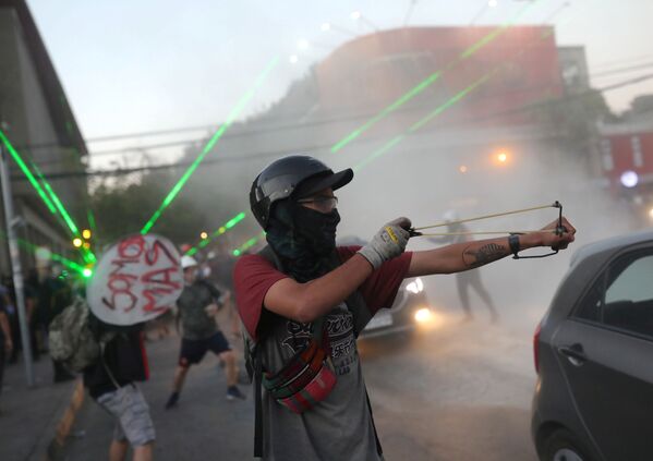  Почти все участники акций протестов хорошо экипированы - на них маски, респираторы - Sputnik Грузия