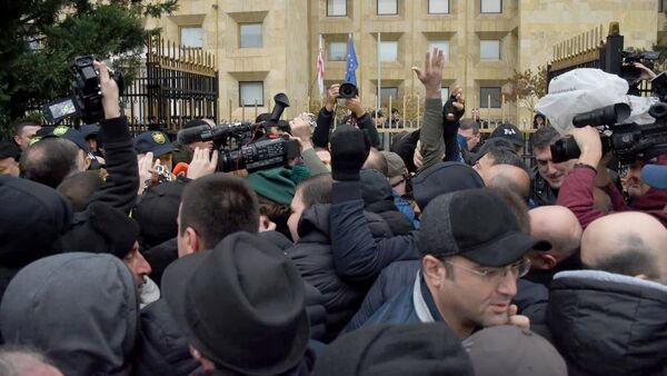 Акция протеста представителей оппозиции и правозащитников у здания администрации правительства Грузии - Sputnik Грузия