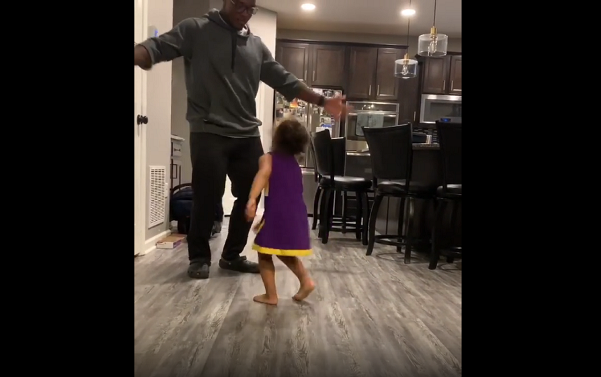 Японские отцы и дочь видео. Папа танцует. Девочка танцует с папой. Отец танцует с дочкой. Папа танцует с маленькой дочкой.