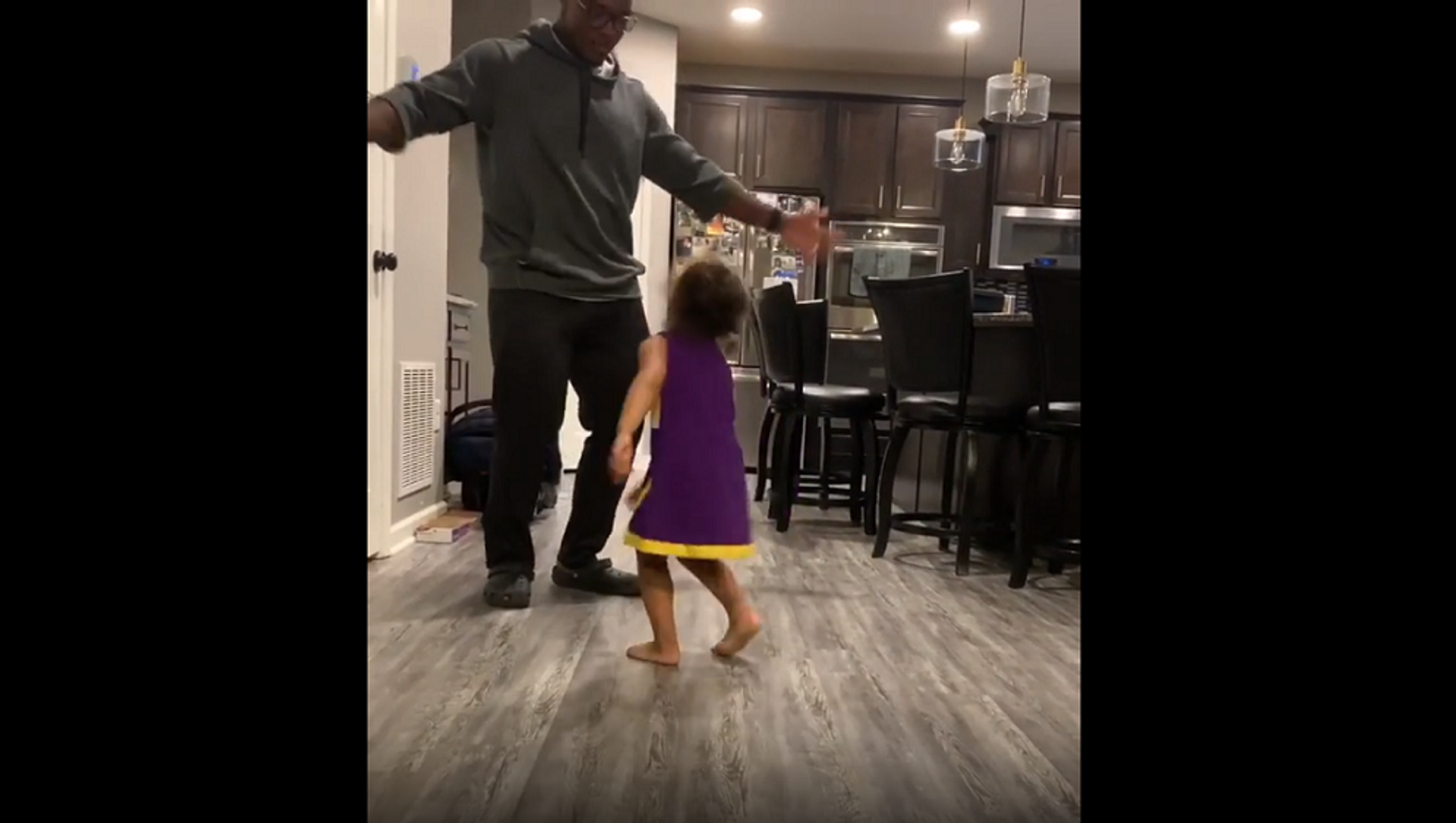 Папа танцует с дочкой. Папа танцует. Девочка танцует с папой. Отец танцует с дочкой. Папа танцует с маленькой дочкой.