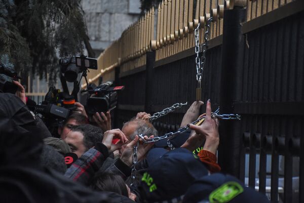 Митингующие пытались запереть двери Тбилисского суда на замок - Sputnik Грузия