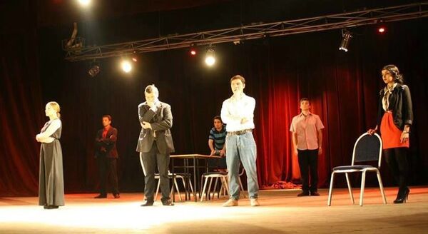 მხატვრის საოცნებო ქალაქი და მეექვსე კლასში სცენაზე შესრულებული მოხუცის როლი მხატვრის საოცნებო ქალაქი და მეექვსე კლასში სცენაზე შესრულებული მოხუცის როლი - Sputnik საქართველო