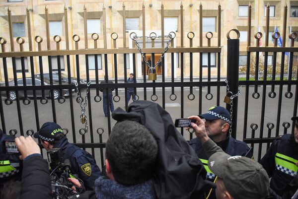 У здания администрации правительства Грузии в четверг было шумно. Собравшиеся тут представители оппозиции повесили на ограду здания сразу несколько замков - Sputnik Грузия