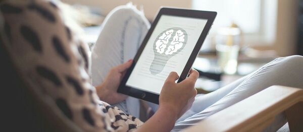 Девушка читает на планшете информацию связанную с мозгом человека - Sputnik Грузия