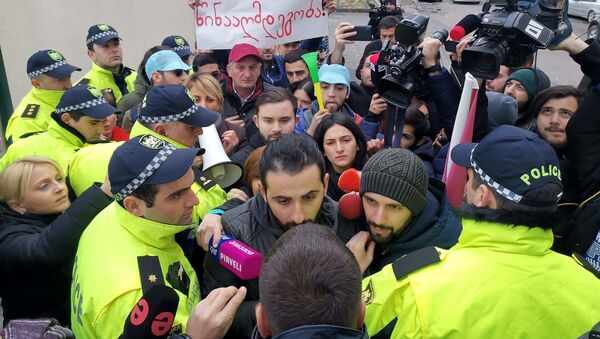 Гражданские активисты и молодежные организации оппозиции провели пикет у здания службы государственной безопасности Грузии - Sputnik Грузия