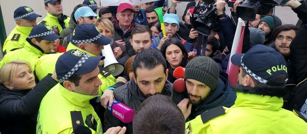 Гражданские активисты и молодежные организации оппозиции провели пикет у здания службы государственной безопасности Грузии - Sputnik Грузия