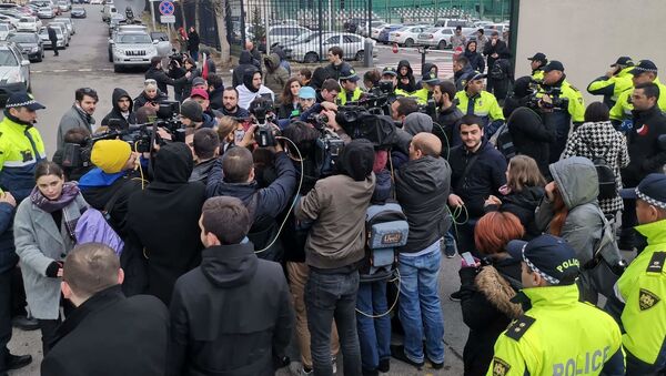 Гражданские активисты и молодежные организации оппозиции провели пикет у здания службы государственной безопасности Грузии - Sputnik Грузия