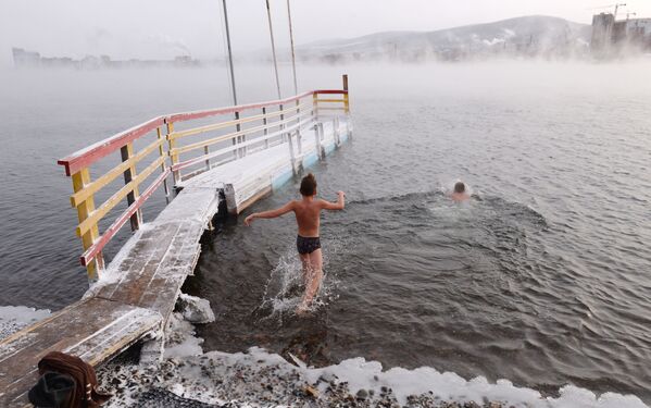 Открытие купального сезона моржей в Красноярске - Sputnik Грузия