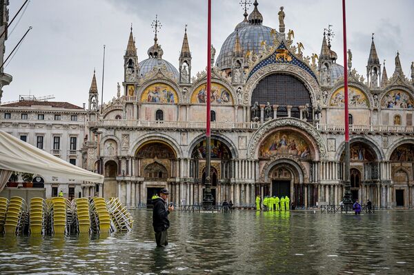 Площадь Сан-Марко в Венеции во время наводнения - Sputnik Грузия