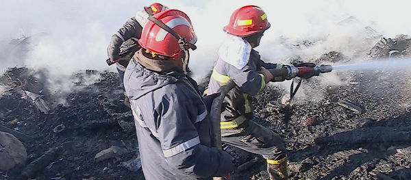 Пожарные-спасатели ликвидируют крупный пожар в Аджарии Пожарные-спасатели ликвидируют крупный пожар в Аджарии - Sputnik Грузия
