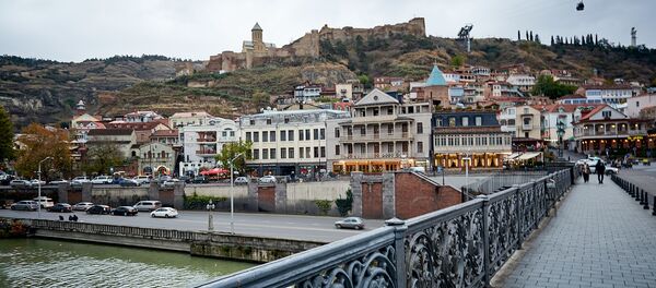 Тбилиси в пасмурную погоду. Районы Абанотубани, Калаубани и крепость Нарикала. Вид с Метехского моста - Sputnik Грузия