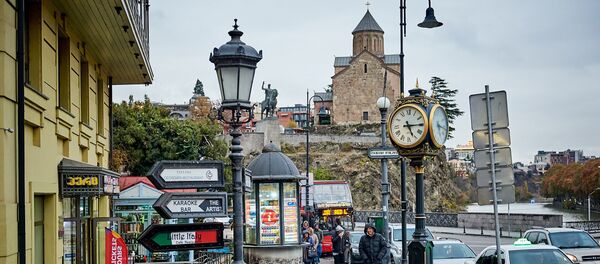 Вид на город Тбилиси в пасмурную погоду. Мейдан, вдалеке видна Метехская церковь - Sputnik Грузия