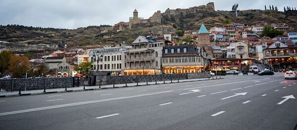 Вид на город Тбилиси в пасмурную погоду. Вид с Метехского моста на район Калаубани и крепость Нарикала - Sputnik Грузия