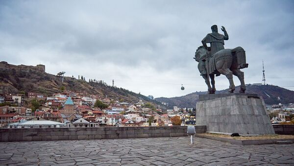 Вид на город Тбилиси в пасмурную погоду. Памятник царю Вахтангу Горгасали, основателю города - Sputnik Грузия