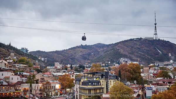 Вид на город Тбилиси в пасмурную погоду. Вид на центр города и гору Мтацминда с телевышкой - Sputnik Грузия
