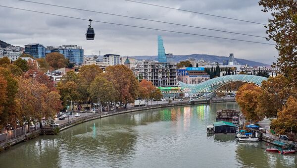 Вид на город Тбилиси в пасмурную погоду. Вид на набережную реки Кура, мост Мира и центр города - Sputnik Грузия