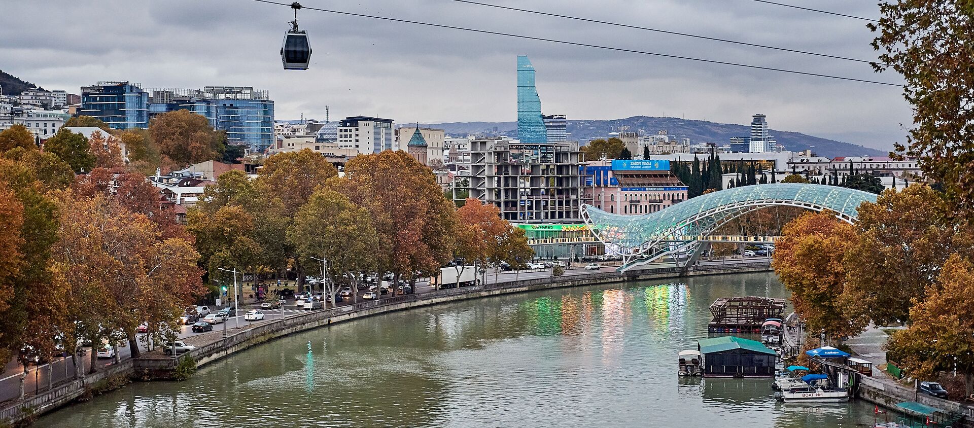 Вид на город Тбилиси в пасмурную погоду. Вид на набережную реки Кура, мост Мира и центр города - Sputnik Грузия, 1920, 02.06.2020