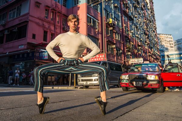 Снимок Own the streets of Hong Kong фотографа из Гонгконга, представленный на фотоконкурсе The World's Best Photos of #Fashion2019  - Sputnik Грузия
