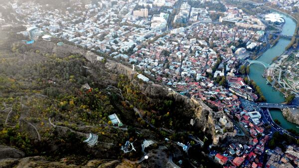 Прощай, осень! Тбилисский ботанический сад. Вид с высоты птичьего полета на Тбилиси и парк - Sputnik Грузия