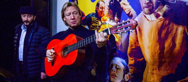 Известный российский актер театра и кино Дмитрий Харатьян играет на гитаре в коридоре Грибоедовского театра Известный российский актер театра и кино Дмитрий Харатьян играет на гитаре в коридоре Грибоедовского театра - Sputnik Грузия