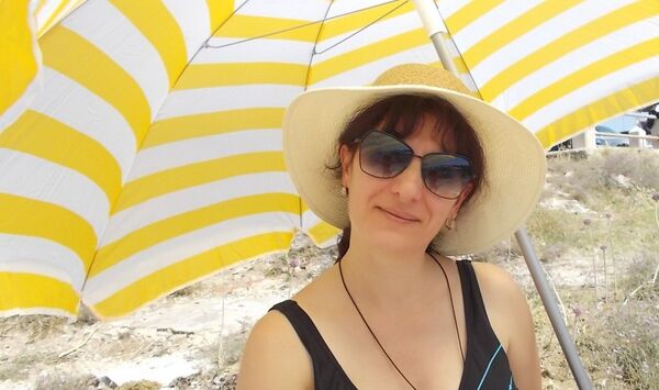 ემიგრანტი ქალის წერილები: „კიკვიძის ბაღიდან შემოჭრილი დამწვარი ფოთლების სუნიც მენატრებოდა” ემიგრანტი ქალის წერილები: „კიკვიძის ბაღიდან შემოჭრილი დამწვარი ფოთლების სუნიც მენატრებოდა” - Sputnik საქართველო