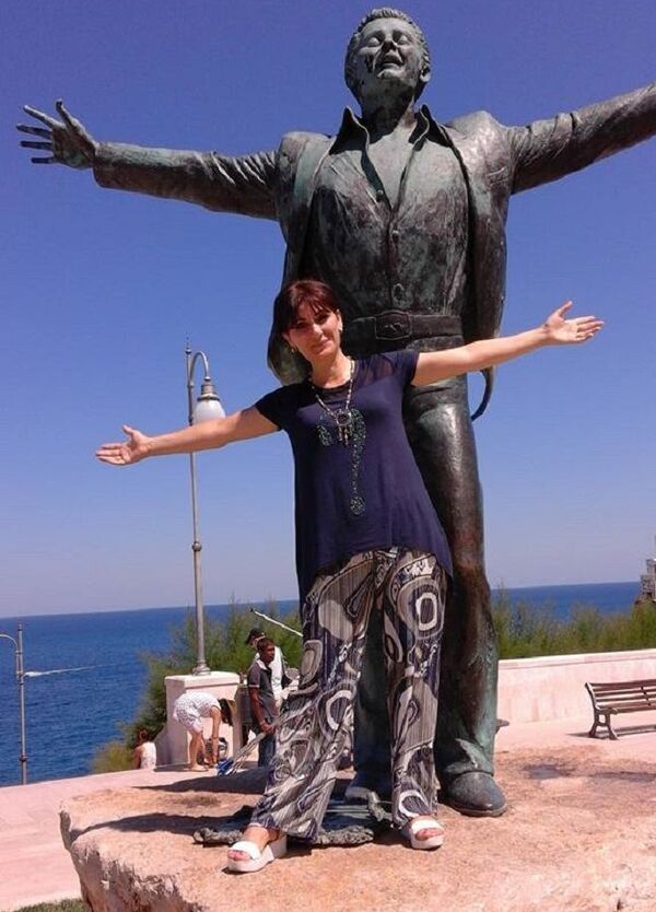 ემიგრანტი ქალის წერილები: „კიკვიძის ბაღიდან შემოჭრილი დამწვარი ფოთლების სუნიც მენატრებოდა” ემიგრანტი ქალის წერილები: „კიკვიძის ბაღიდან შემოჭრილი დამწვარი ფოთლების სუნიც მენატრებოდა” - Sputnik საქართველო