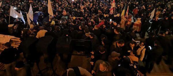 საპროტესტო აქციის მონაწილეები 25 ნოემბერს მსვლელობით პარლამენტისკენ მიემართებიან საპროტესტო აქციის მონაწილეები 25 ნოემბერს მსვლელობით პარლამენტისკენ მიემართებიან - Sputnik საქართველო