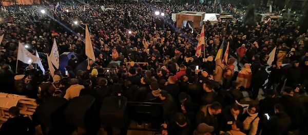 Акция протеста объединенной оппозиции у здания парламента Грузии вечером 25 ноября Акция протеста объединенной оппозиции у здания парламента Грузии вечером 25 ноября - Sputnik Грузия