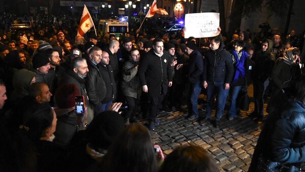 Оппозиция обошла кругом здание парламента Грузии в ходе акции 25 ноября - Sputnik Грузия