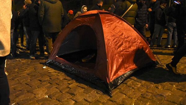 Установленные палатки на акции протеста объединенной оппозиции у здания парламента Грузии вечером 25 ноября - Sputnik Грузия