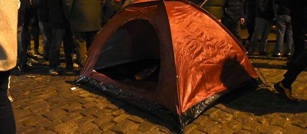 Установленные палатки на акции протеста объединенной оппозиции у здания парламента Грузии вечером 25 ноября - Sputnik Грузия