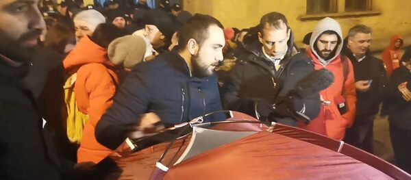 ოპოზიციამ საქართველოს პარლამენტის შენობასთან კვლავ კარვები გაშალა - Sputnik საქართველო