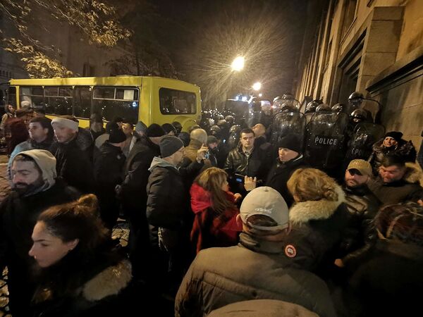 В ночь на вторник спецназ МВД оттеснил протестующих от входов в здание парламента Грузии. В ходе ночного разгона, по данным МВД Грузии, три человека пострадали и 28 было задержано за оказание сопротивления полиции - Sputnik Грузия