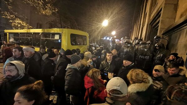 Спецназ в ночь на 26 ноября оттеснил митингующих от входов в парламент Грузии. Акция протеста продолжается - Sputnik Грузия