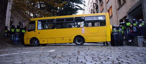 სპეცრაზმმა პარლამენტის შესასვლელთან გზა გადაკეტა სპეცრაზმმა პარლამენტის შესასვლელთან გზა გადაკეტა - Sputnik საქართველო