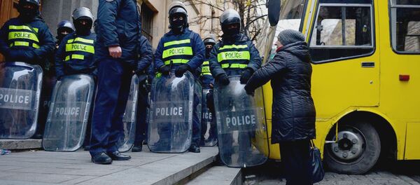 სპეცრაზმი პარლამენტის შესასვლელთან 26 ნოემბერს სპეცრაზმი პარლამენტის შესასვლელთან 26 ნოემბერს - Sputnik საქართველო