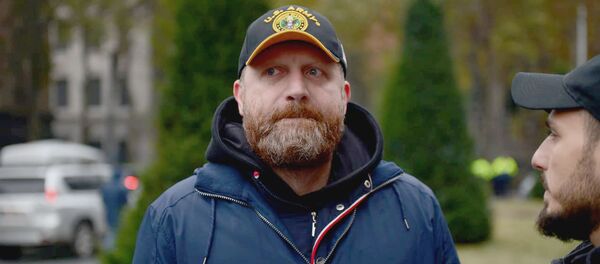 Лидер партии Гирчи Зураб Джавахадзе на акции протеста у здания парламента Грузии утром 26 ноября  - Sputnik Грузия