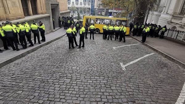Полиция и спецназ блокируют дорогу у входа в здание парламента Грузии. Утро 26 ноября. Акция протеста оппозиции продолжается - Sputnik Грузия